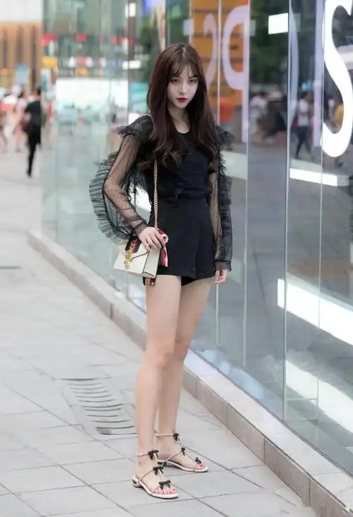 重庆街拍:清新自然的穿搭风格展现温柔淑女范,女人味十足!