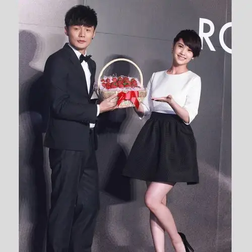 李荣浩向求婚杨丞琳成功双方甜蜜牵手彼此恋爱长跑四年修成正果