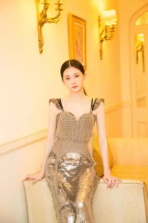 苗苗的身材真"饱满",一袭拼色连衣裙时髦高级,郑恺真有眼光