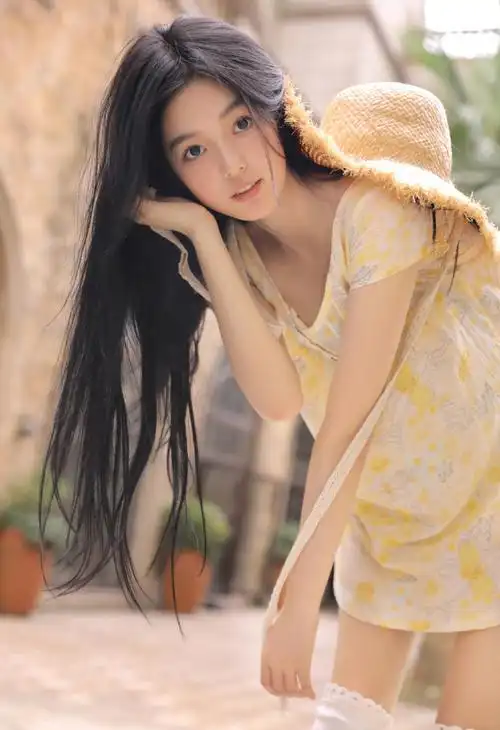 长发飘飘的漂亮小姐姐