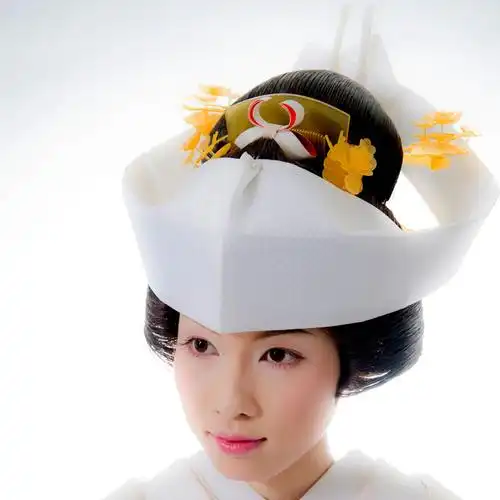 白无垢搭配的白色棉帽角隠し新娘子的簪多是龟甲笄玳瑁