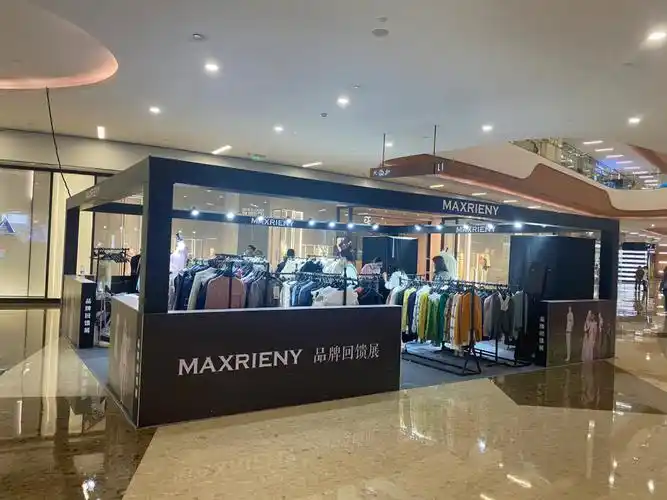 万象汇一楼在做特卖第一次尝试她家的衣服看上去有点浮夸结果上身特别