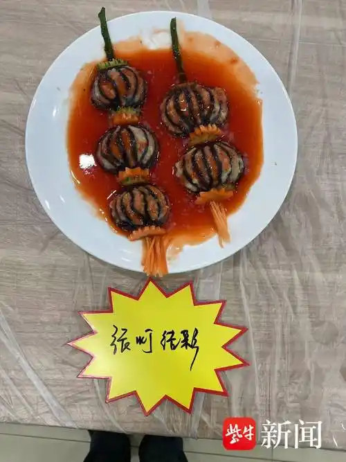 "到了现场才发现,这个家宴的规格有点高,不仅摆盘造型讲究,不少菜名还