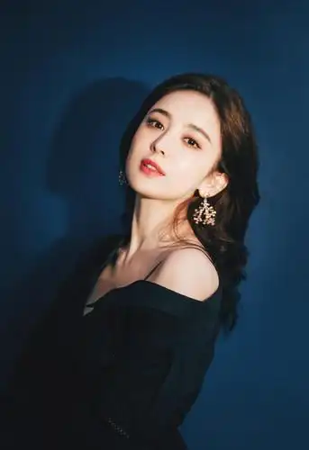 古力娜扎活动照片宛如画中美人,深邃五官令人印象深刻!