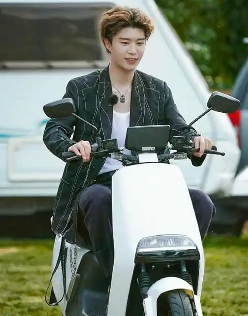 青春的花路范丞丞骑着电动车心情很美丽