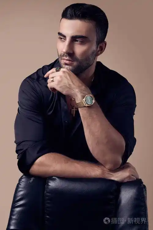 一个穿着黑衬衫皮肤黝黑的时髦男人