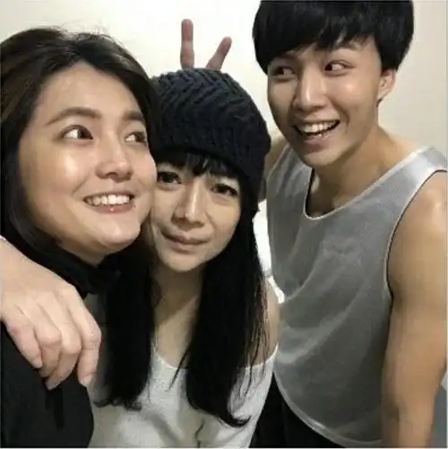 林瑞阳49岁前妻近照,保养得当气质犹存,与女儿合影似亲姐妹!_曾哲贞