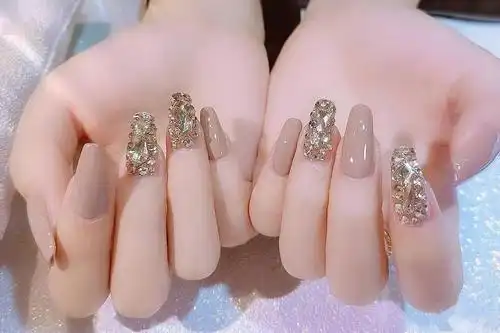 显白的美甲款式有哪些?不妨试试这几款,显得双手白皙又细长