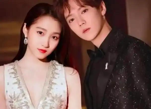 范志毅带老婆参加鹿晗生日宴,老夫少妻同框,网友评论像父女