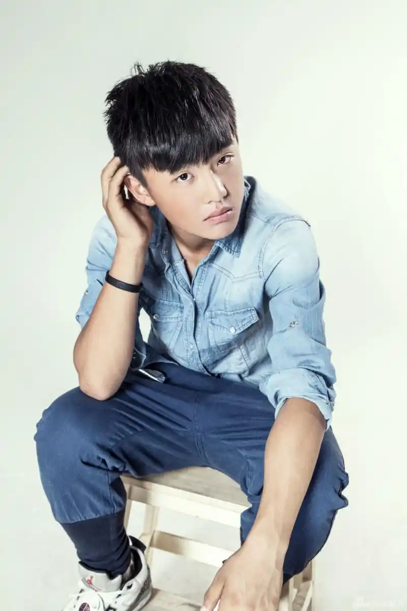 郑伟蓝色衬衣写真