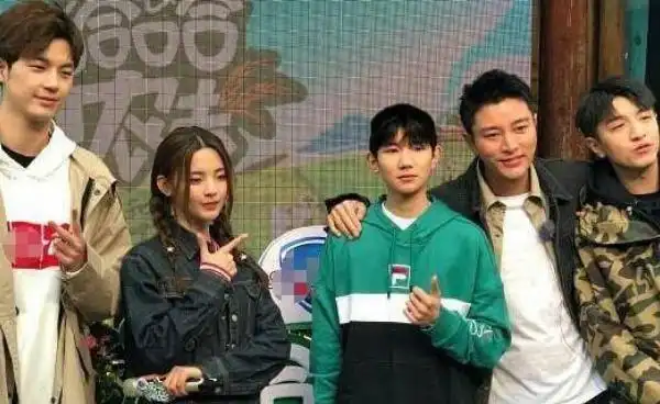 偷拍抽烟狗仔再爆料,怀疑王源杨超越恋爱,王源竟比她小2岁