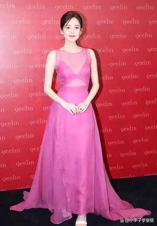 古力娜扎穿上粉色透视礼服裙,一袭轻纱如诗如画,精致到极致