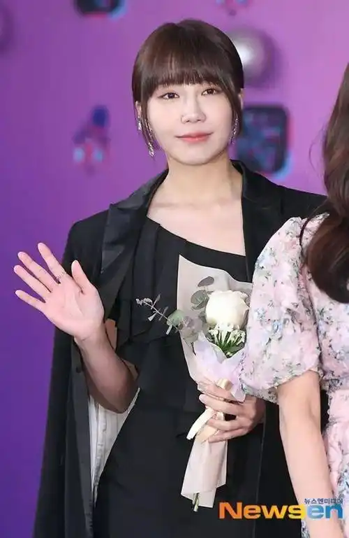 郑恩地所属组合apink也曾遭受过私生饭侵入宿舍对经纪人实施暴力的