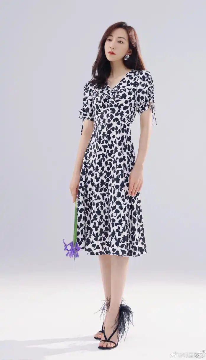 美女演员韩雪脚踩黑羽凉高跟拍摄美照