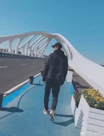 让我来看看是谁家小哥哥连背影都如此英俊潇洒风流倜傥玉树临风风度