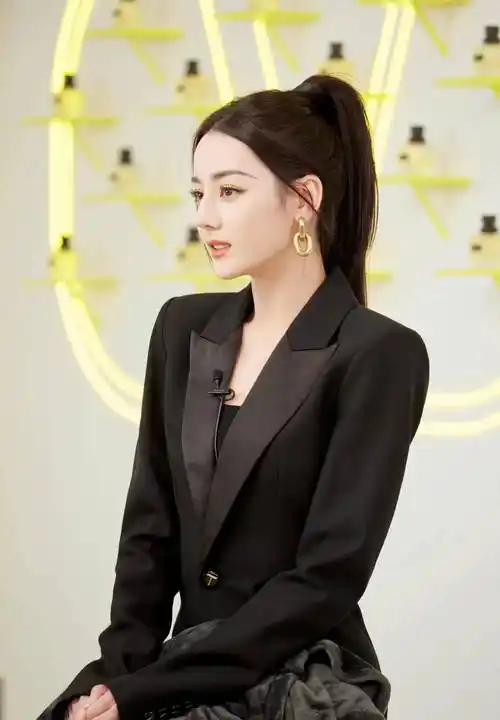 迪丽热巴全新修炼look,一身高马尾黑西装,气场十足,御姐粉满满!