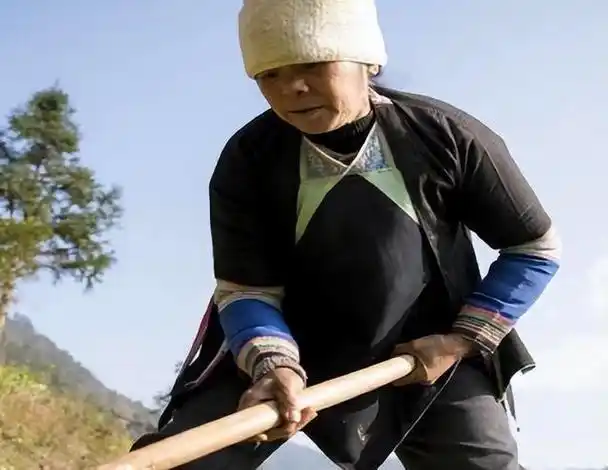 17岁时因长得太美而被印在1元纸币上的侗族姑娘如今怎样了