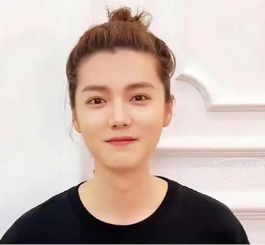 谁说扎头发是女性的专属呢男性当然也可以留长发扎马尾