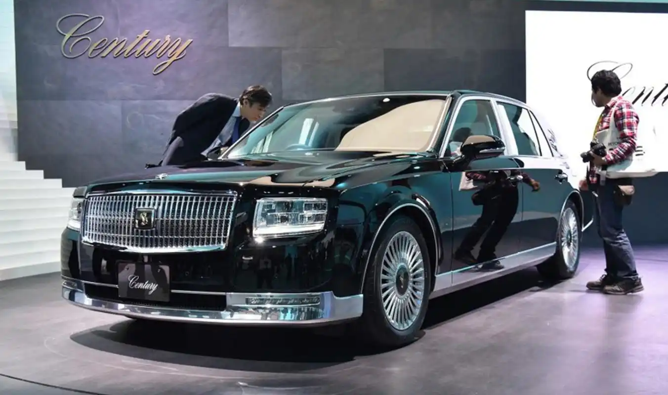 丰田世纪suv实车现身,配分体大灯 - 新闻详情 - 买车网