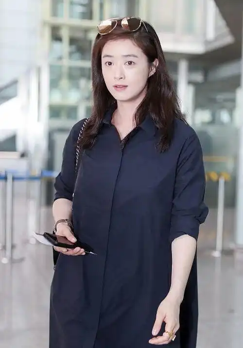 素颜的蒋欣看着一点都不狠,皮肤白嫩感觉很亲近人,没啥明星架子|时尚