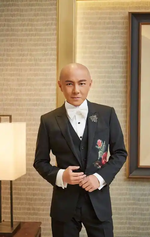 53岁张卫健秃头20年!拒绝做幕后好人,没想到是这样的人