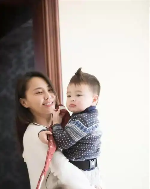 她是吴奇隆前妻,如今二婚被丈夫宠上天,三个保姆照顾孩子