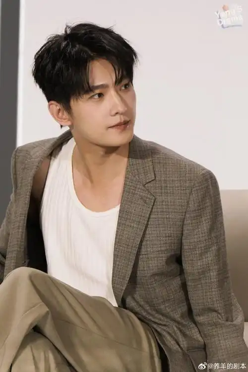 杨洋喜临门品牌代言人##杨洋活动现场躺床上了