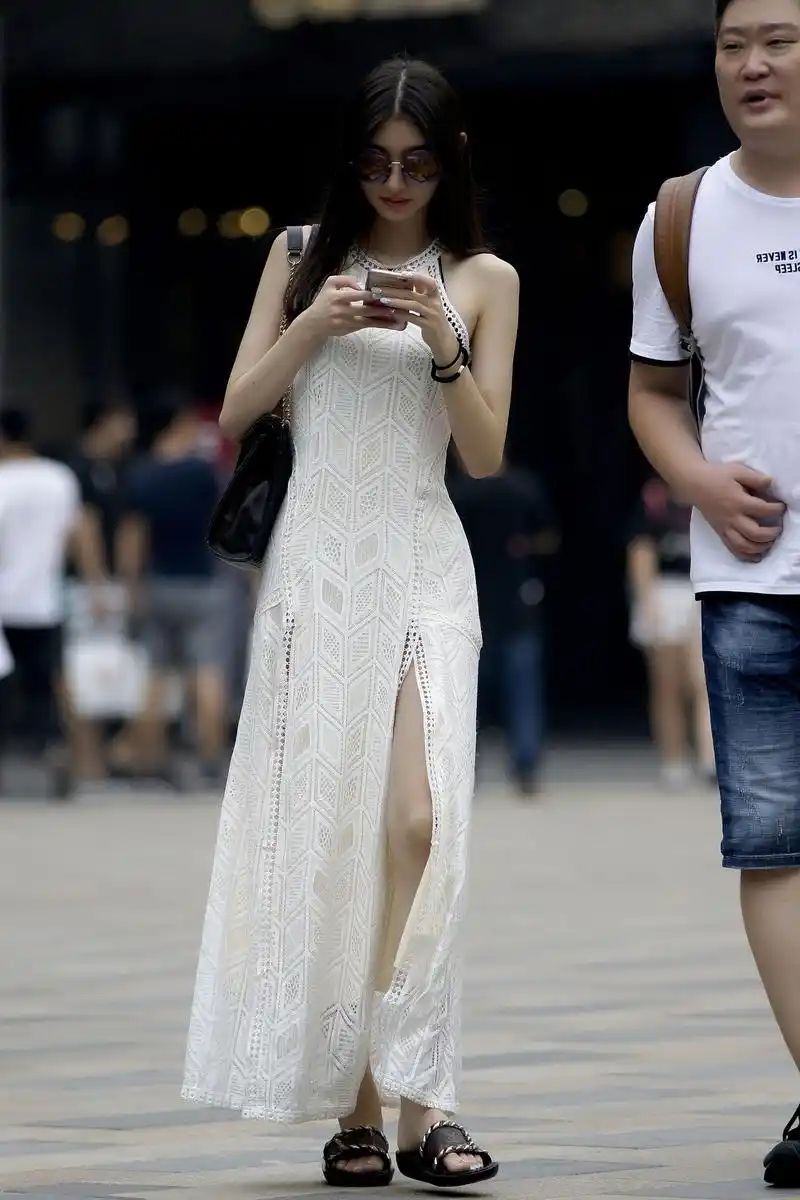 成都街头街拍:白色漏背长裙的美女,远看近看都美!