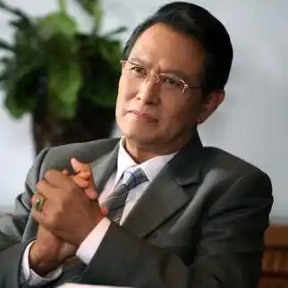 张震爸爸张国柱也是帅得不要不要的~也是一个台湾资深演员,今年常出现