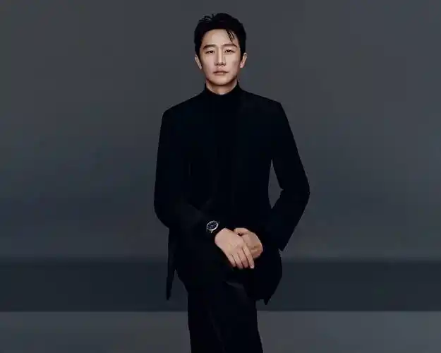短片中,黄轩身穿一身黑西装搭配同色高领针织衫,用极简搭配诠释优雅