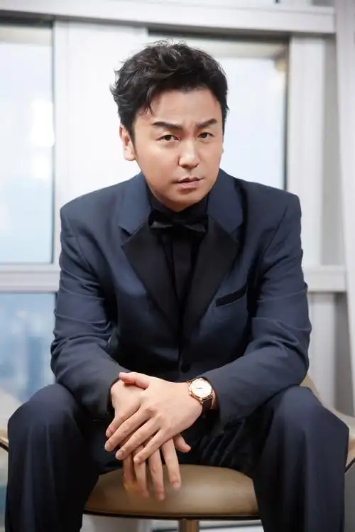 雷佳音超话光与影无声,静默描绘沉静坚韧轮廓;光与影有形,为电视人