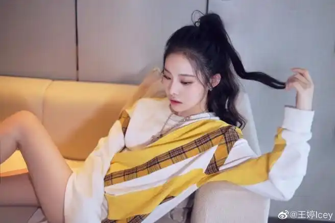 创造101美女选手王婷迷人写真美照欣赏