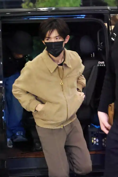 易烊千玺皮衣街拍