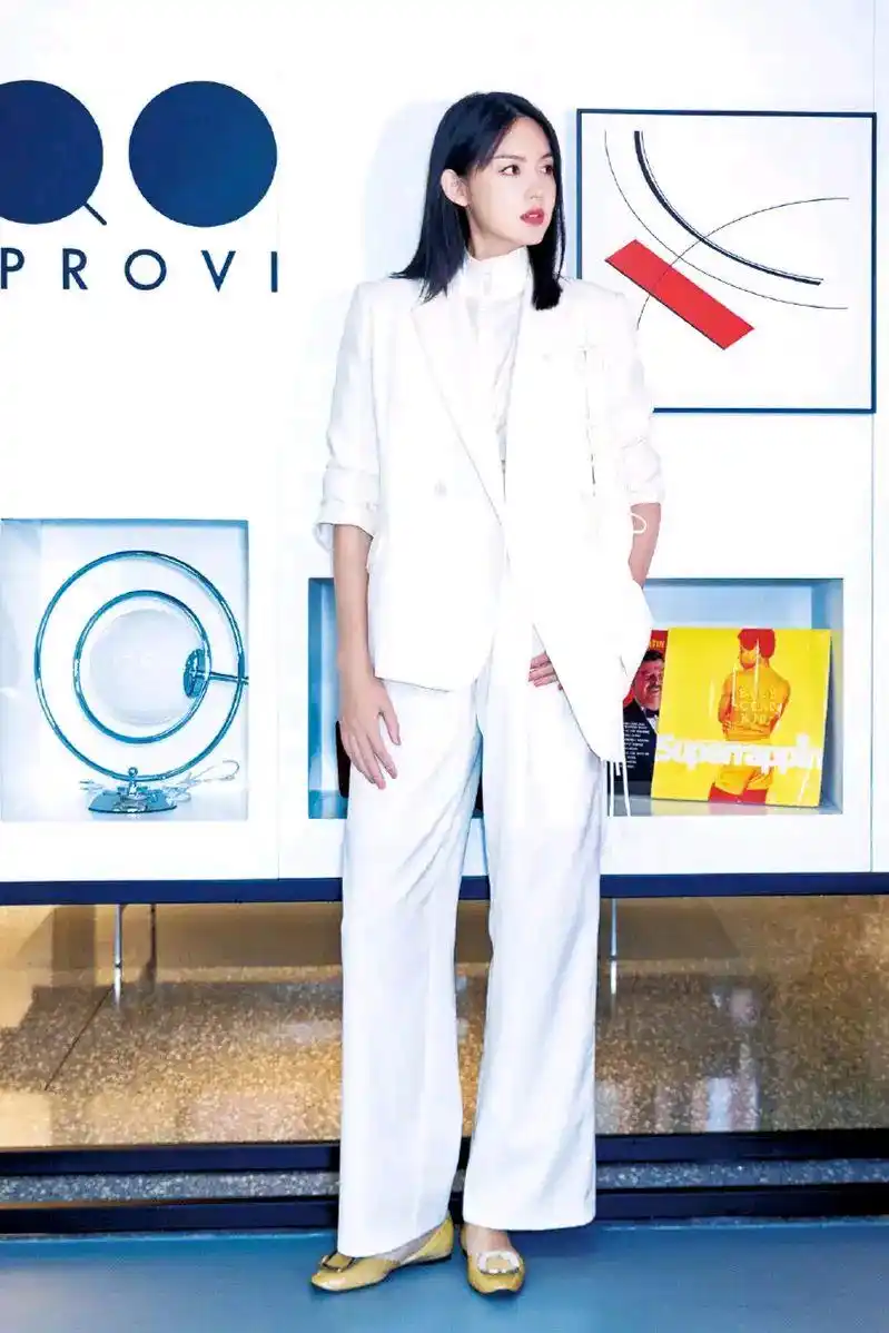 世界小姐张梓琳西装造型亮相 简约优雅展知性美不愧为"世界小姐"