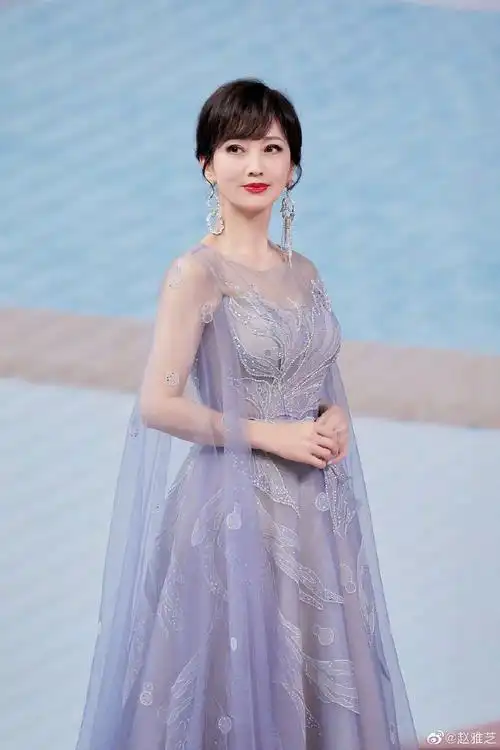 组图:赵雅芝分享古风写真气质佳 手拿纸伞身姿优雅仙气十足