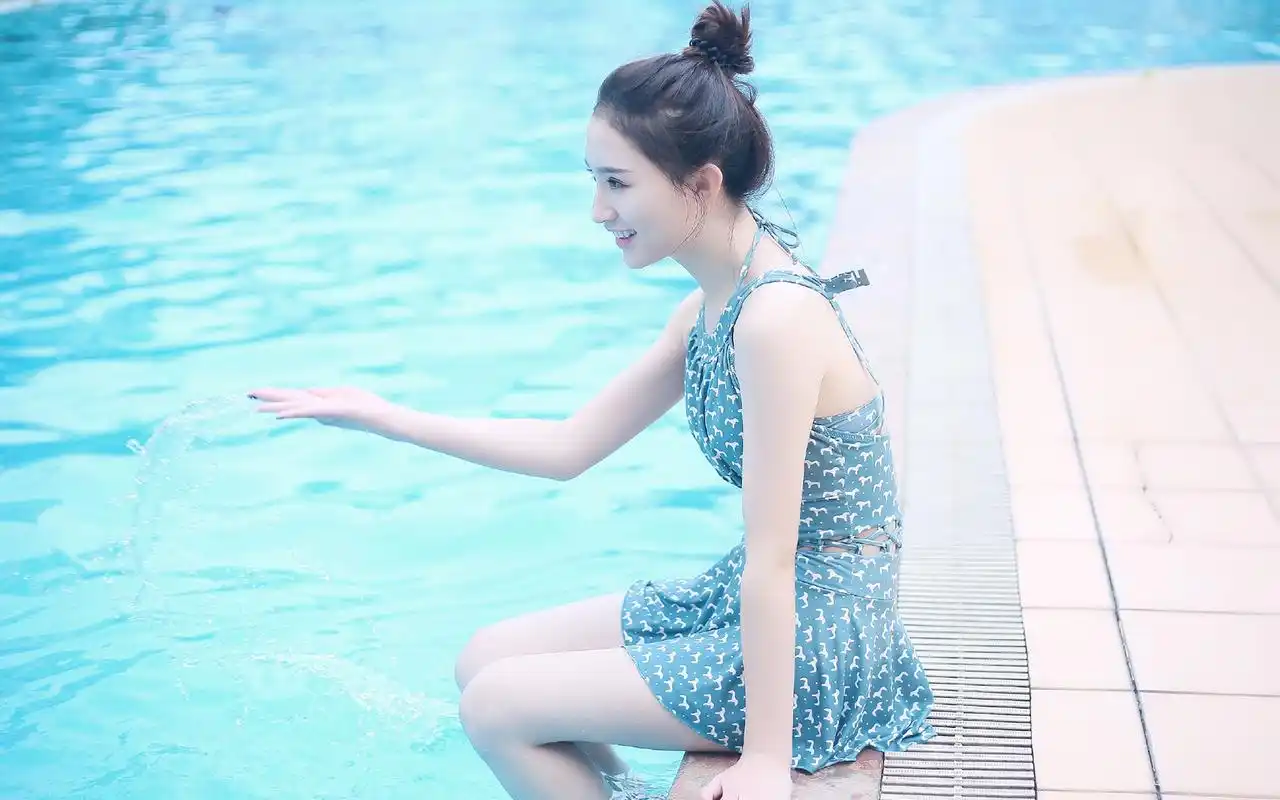 夏日泳装美女写真
