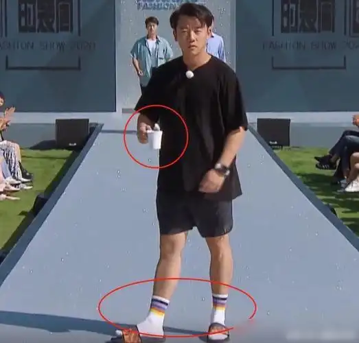 而郑恺感觉好一点,一身纯黑色的睡衣看起来还比较能拿得出手,脚上也穿