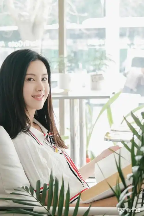 分享一波陈都灵皮肤米白色polo衫搭配同色系百褶裙红蓝条纹装饰让单调