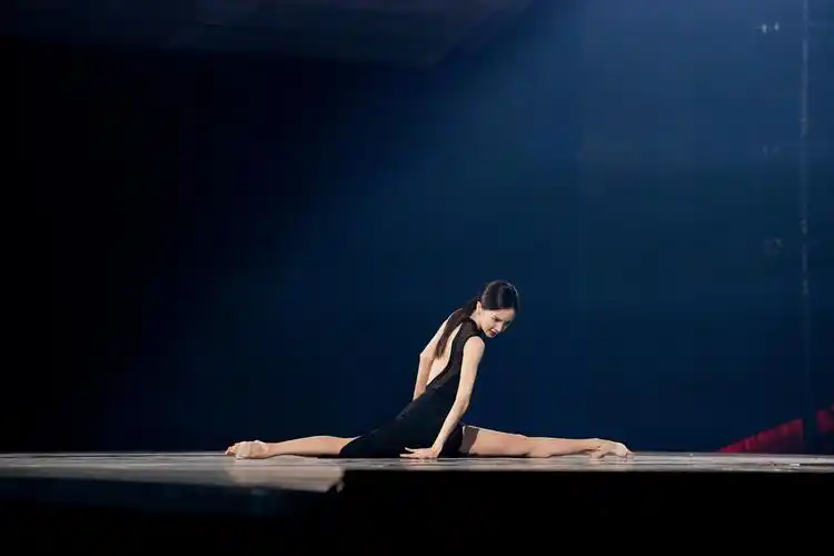 金晨光脚跳易燃易爆炸舞台上霸气秀一字马