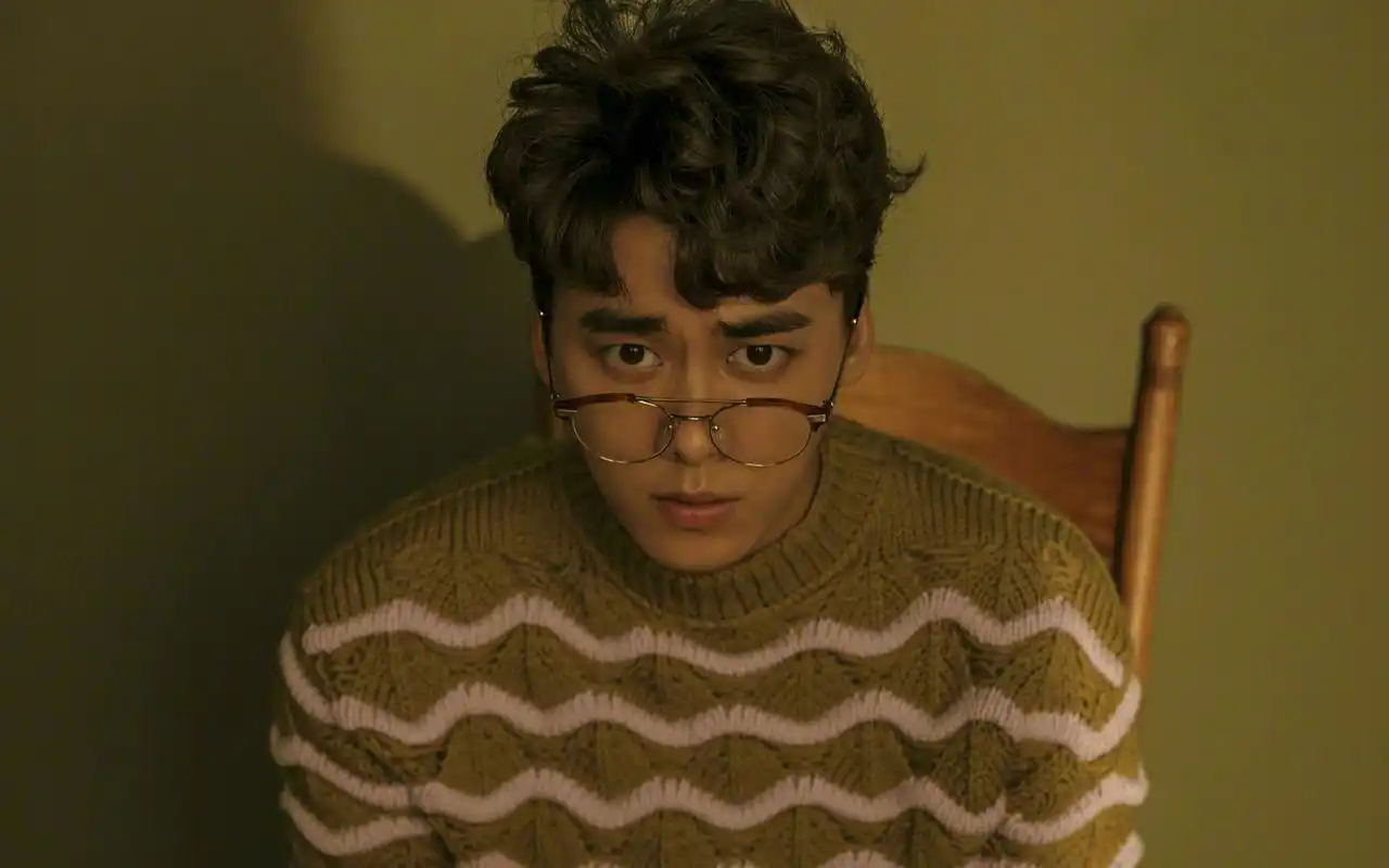 李易峰逗趣时尚高清桌面壁纸