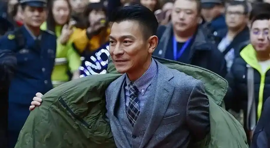 1997年刘德华广东认祖归宗,亲姐姐一贫如洗,他有没有帮助姐姐?