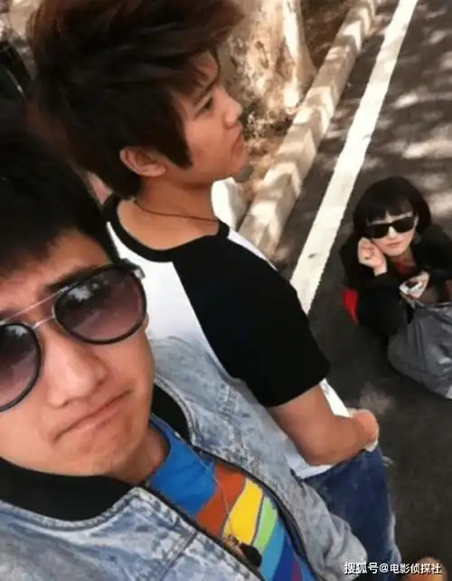 从两人和其他人的合照来看,兰贺的身体明显是倾向于任嘉伦那一侧,从