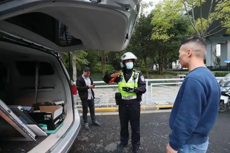 践行总要求致敬公安英雄全国优秀人民警察夏新平把办公室搬到马路上