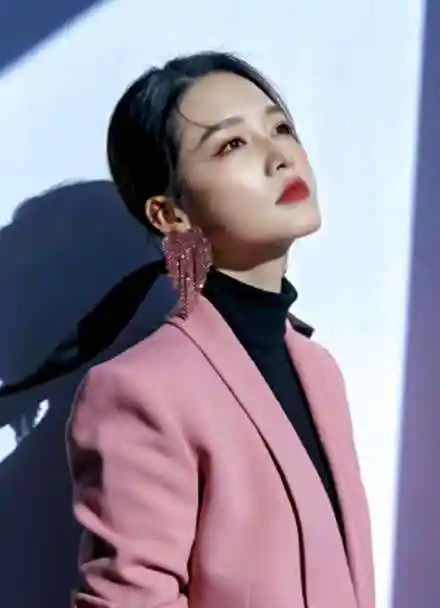 李沁出席品牌活动优雅剪彩 粉色西装配连衣裙知性迷人