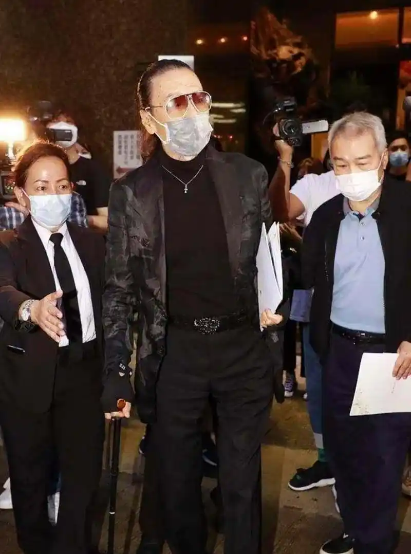 谢霆锋的助理也陪伴在他的身边,这一画面让人们对谢贤的身体状况采