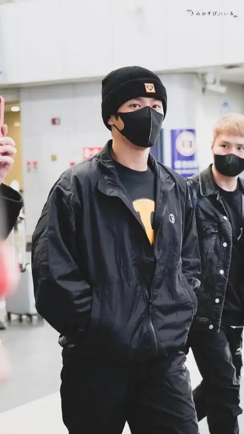 李汶翰全黑造型北京机场出发