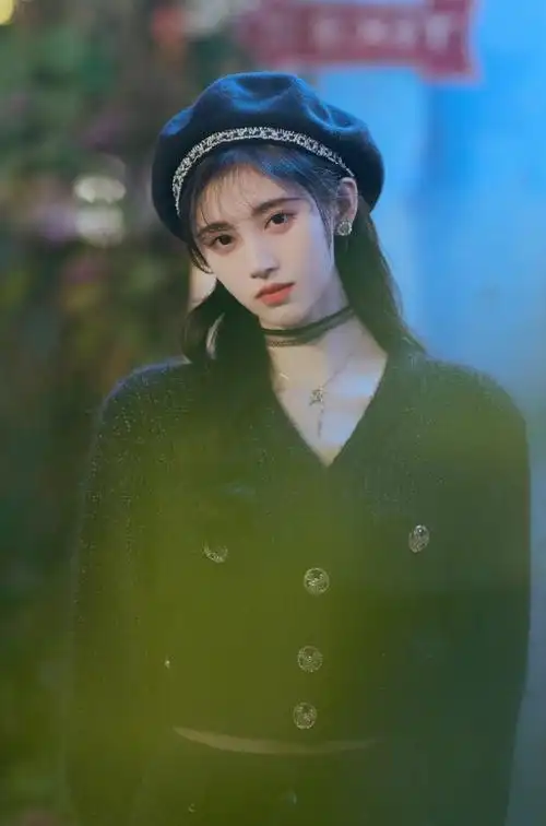 2021年8月28日,鞠婧祎一组霓虹灯氛围感大片曝光.