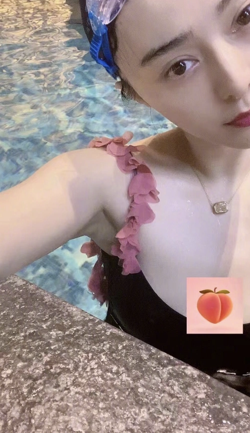 照片中的范冰冰还泡在泳池里,对着镜头上演了一波歪头杀十分俏皮,除了