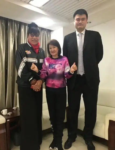女巨人姚德芬,比姚明还高,鞋子要78码,能吃饱饭是最大的梦想?_身高