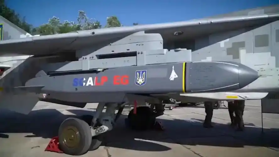 美国代理人在苏-24悬挂的法国scalp eg巡航导弹上签名.